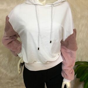 Cropped oversized Hoodie with Soft fur sleeves